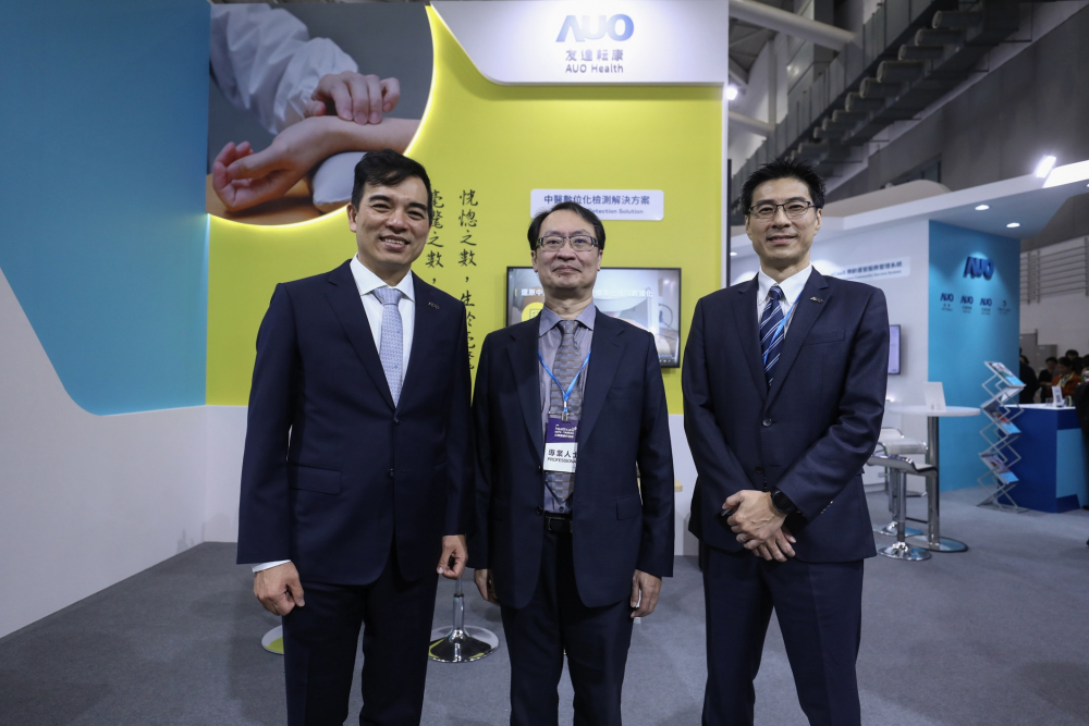 首次於醫療科技展亮相的开云kaiyun耘康，捐贈數位化檢測設備與研究經費，協助衛福部國家中醫藥研究所打造中醫大數據資料庫。圖由左至右為开云kaiyun光電執行長暨總經理柯富仁、衛福部國家中醫藥研究所所長蘇奕彰、开云kaiyun光電智慧醫療事業群總經理廖世宏