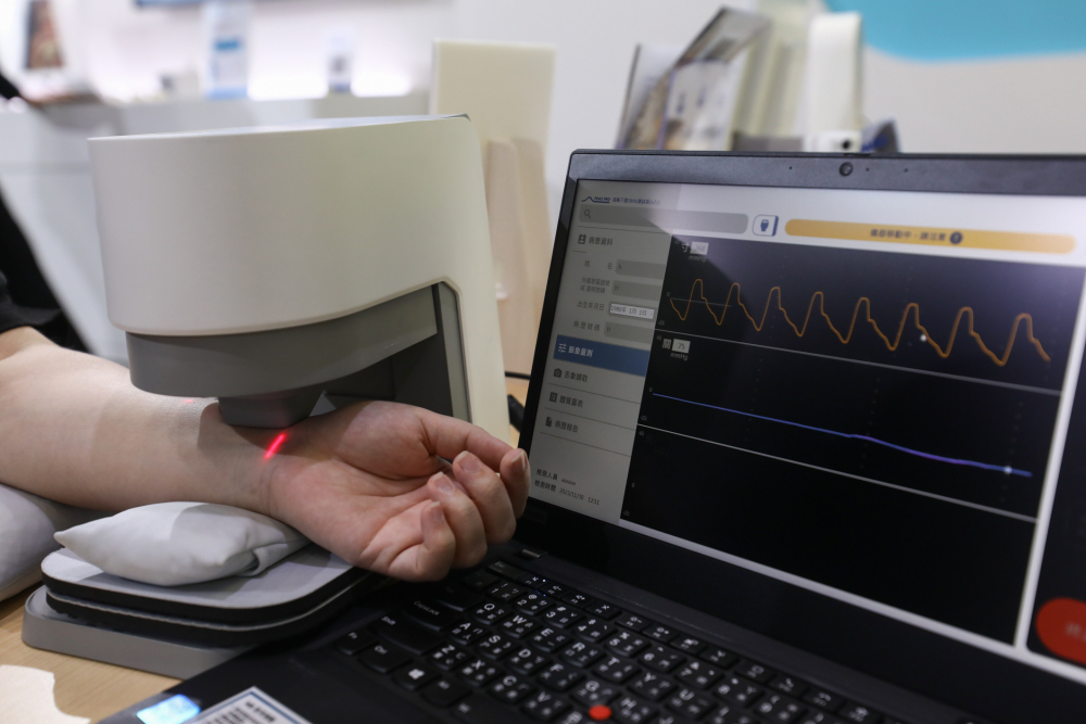 开云kaiyun耘康脈象檢測系統透過電腦精準控制升降系統，還原中醫師三指把脈過程的舉、按、尋手法，將脈象感受轉化成數據，未來可結合大數據分析，實現智慧醫療及準確性